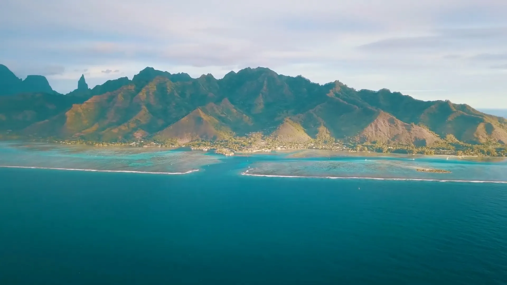 Moorea vue de la mer, ses montagnes et son lagon