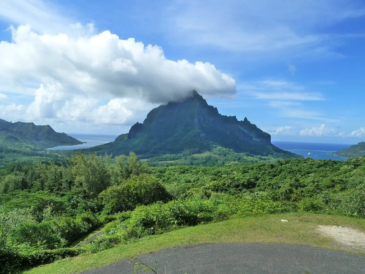 Le mont Rotui entre les baies d'Opunohu et de Cook, vu du belvédère