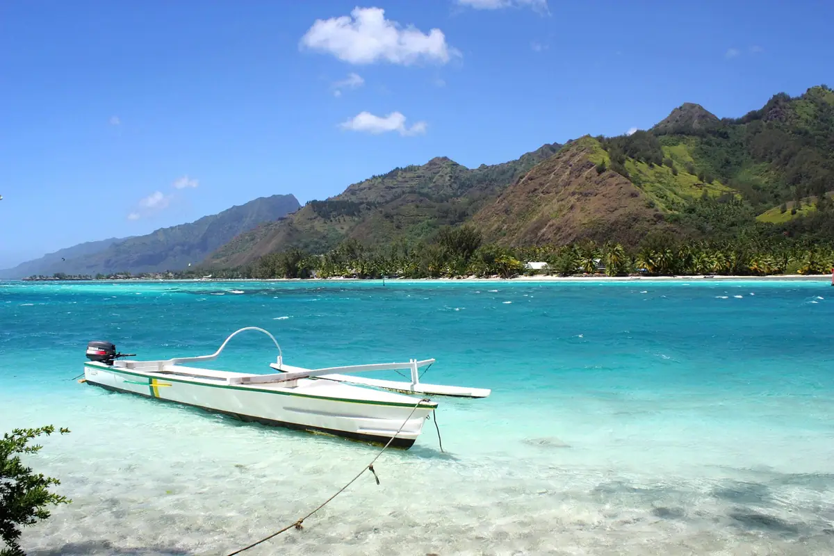 Bateau d'excursion près d'un motu, dans le lagon turquoise